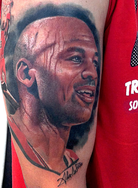 aprender Inseguro obra maestra Michael Jordan Bicep Tattoo - Viral Hoops