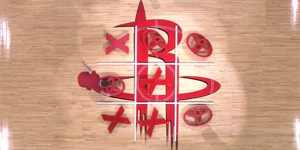 Dumb-Tic-Tac-Toe-at-Basketball-Game